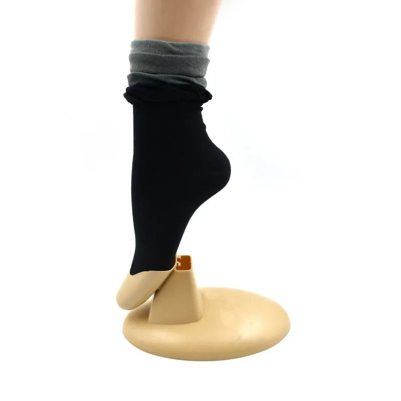 Thick ankle socks, dark color, ribbed cuff and smooth knit