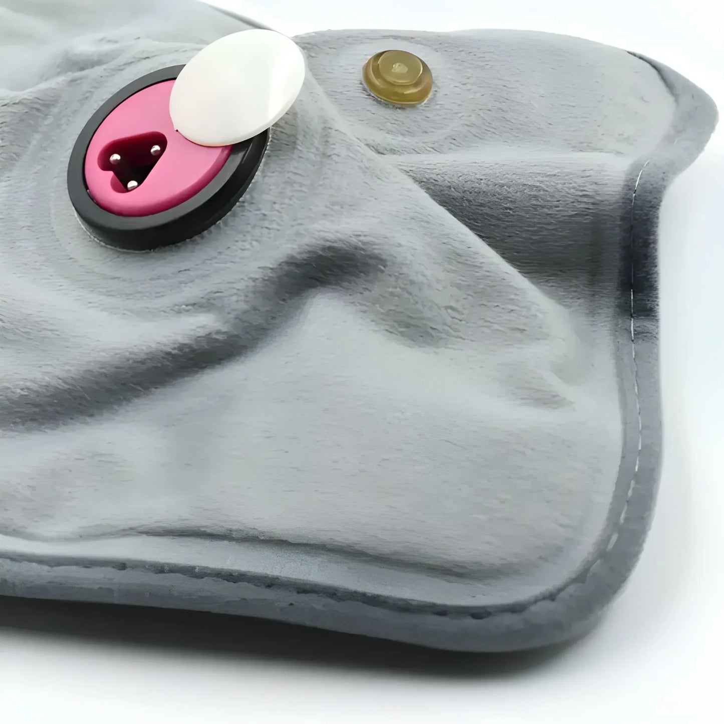 Heating pain relief pad with round control disc and USB cable connector