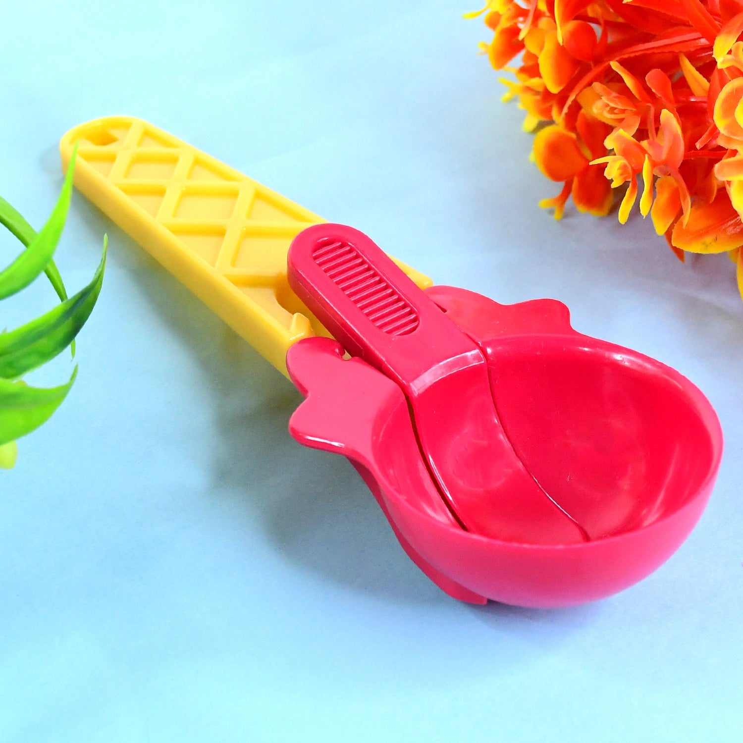 Ice cream scoop spoon with trigger