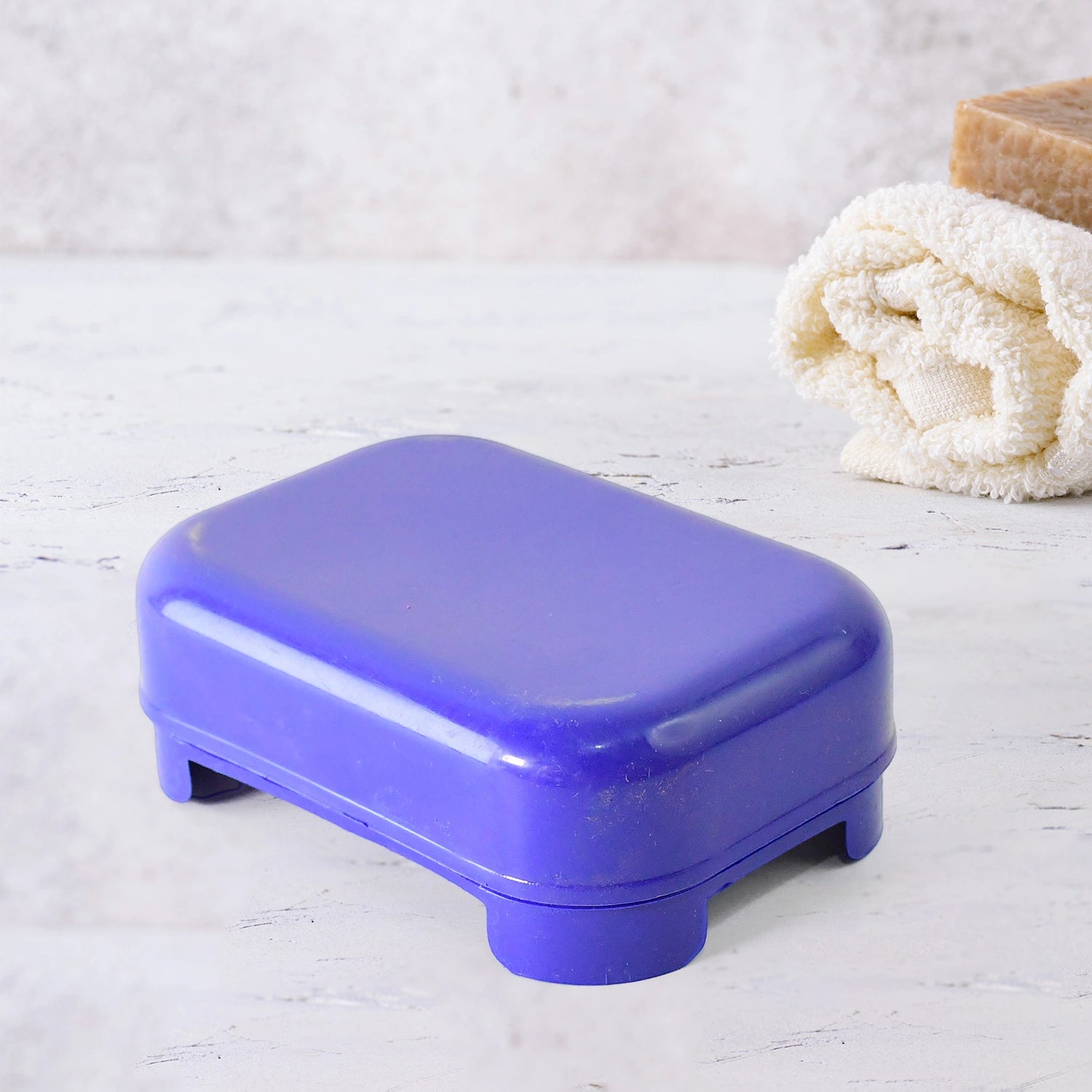 Plastic soap case with lid