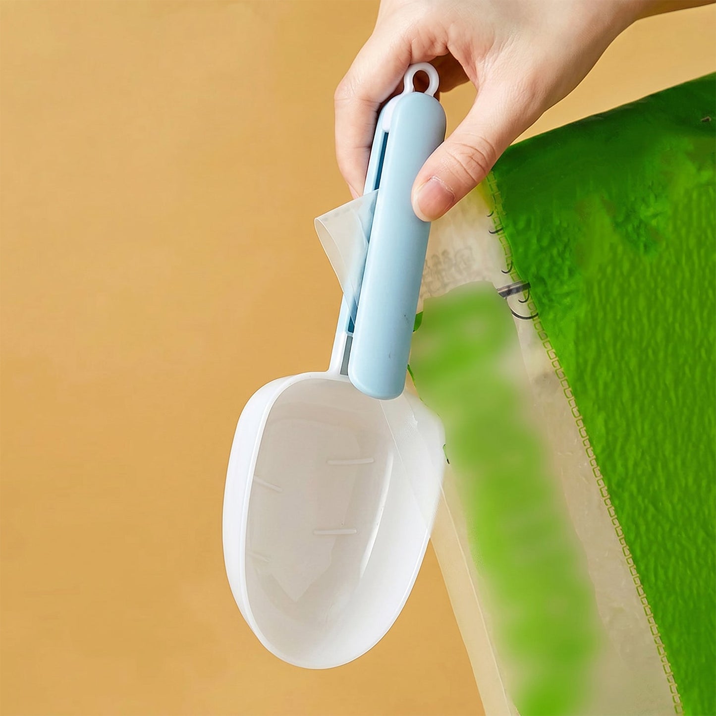 Multi-Clip Measuring Scoop