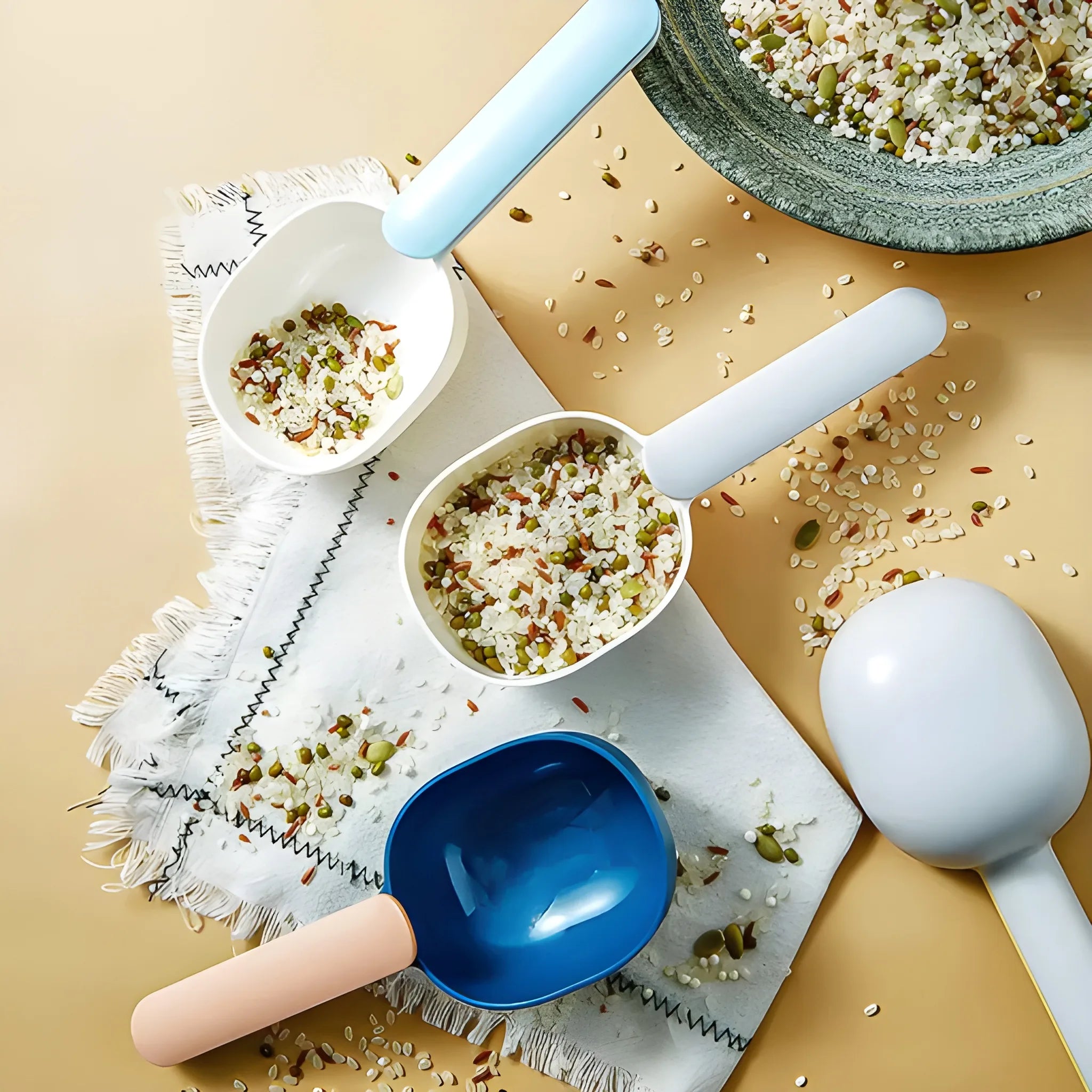 Multi-clip measuring scoop