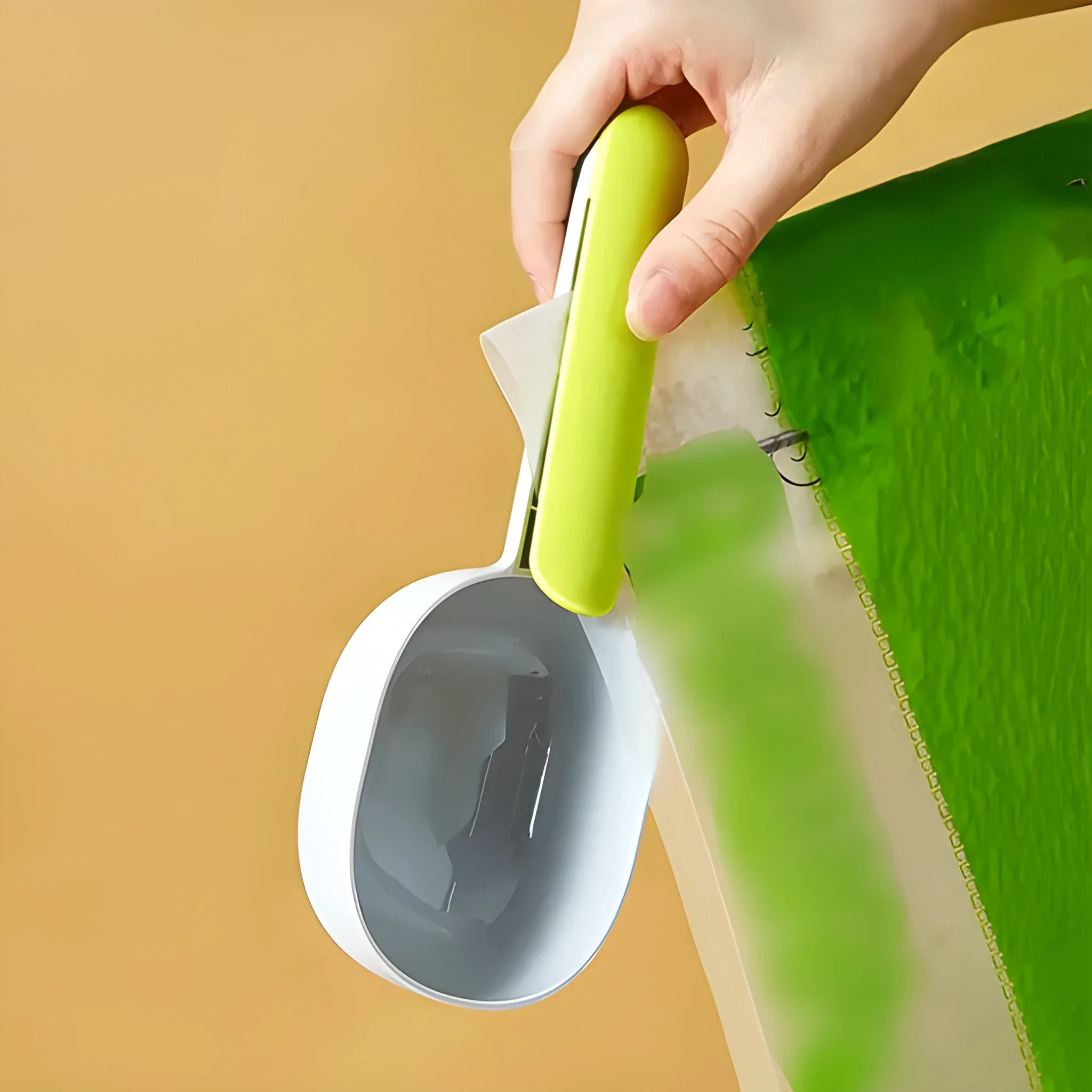 Multi-clip measuring scoop