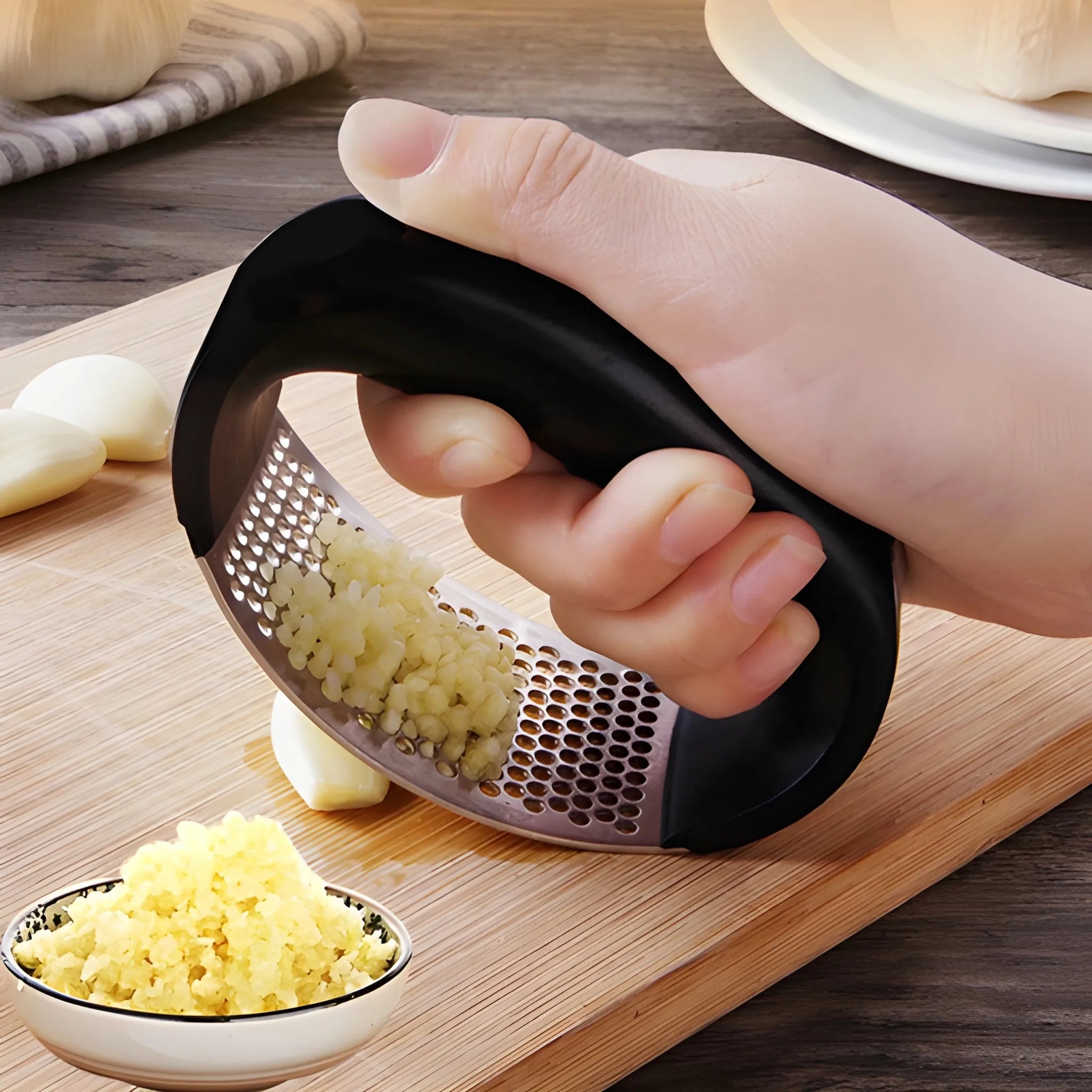 Rocking garlic press crusher